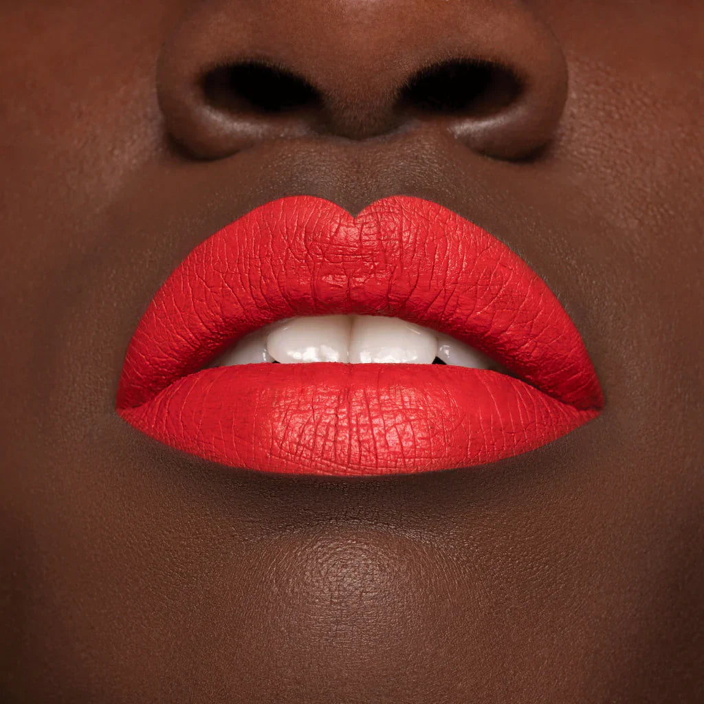 Rossetto liquido a lunga tenuta